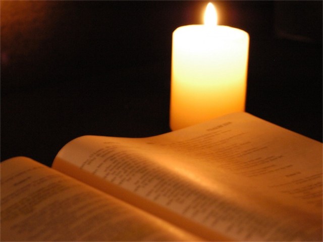 2011-12-20_01-42-21 Bible-and-candle 768-576